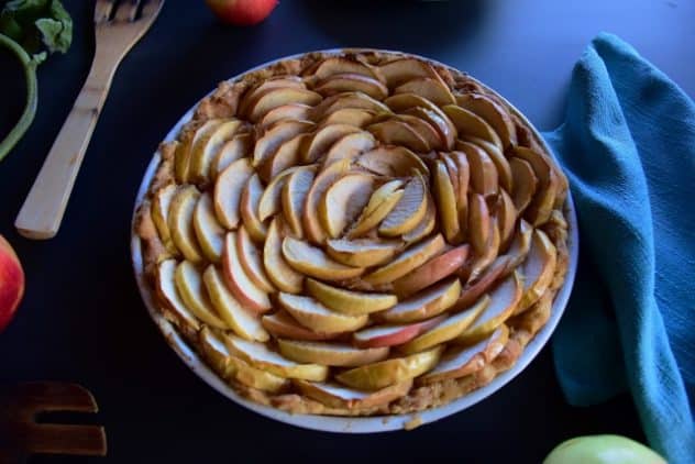 Read more about the article Kruche ciasto – tarta z jabłkami zachwyca wyglądem