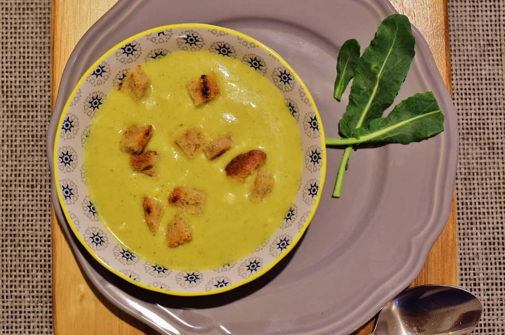 You are currently viewing Zupa z brokułów z serem cheddar